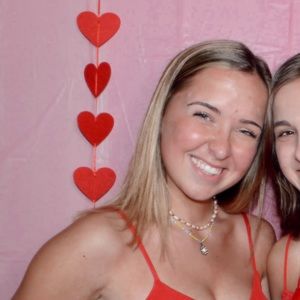 Meet your Posher, Elenas iphone